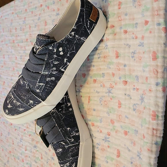 Blowfish Shoes - NIB Blowfish Marley Summer Lovin Tennies- Size 9